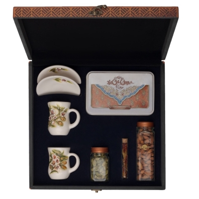 باکس چوبی شکوفه آیین(ست فنجان+بادام+زعفران+هل+4 لوز کوچک)